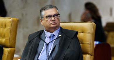 Dino determina que Três Poderes revisem e suspendam ‘penduricalhos’ ilegais do serviço público