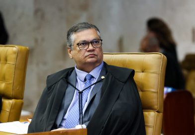 Dino determina que Três Poderes revisem e suspendam ‘penduricalhos’ ilegais do serviço público