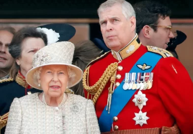 Irmão do rei da Inglaterra é preso por suspeita de ‘má conduta oficial’