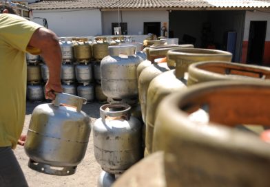 Aumento de preço do botijão de gás ameaça programa gás do povo
