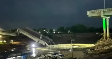 Ponte inaugurada há dois anos que custou R$ 36 milhões desaba sobre rio no Acre