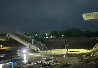 Ponte inaugurada há dois anos que custou R$ 36 milhões desaba sobre rio no Acre