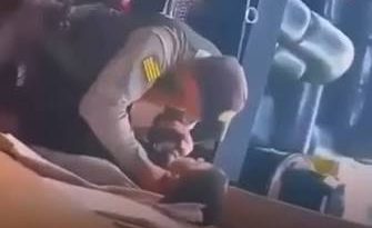 PM agrede adolescente no trabalho porque garoto estava o ‘encarando’