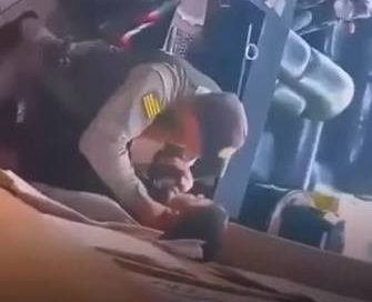 PM agrede adolescente no trabalho porque garoto estava o ‘encarando’