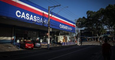Grandes empresas fecham lojas, demitem e renegociam bilhões