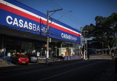 Grandes empresas fecham lojas, demitem e renegociam bilhões