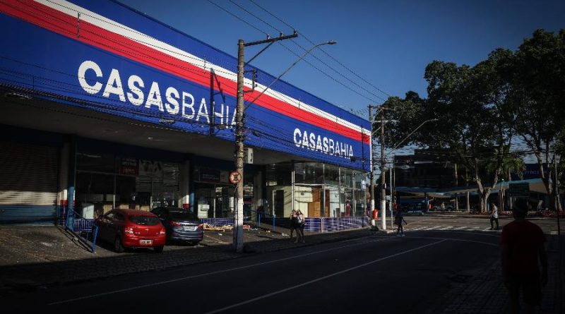 Grandes empresas fecham lojas, demitem e renegociam bilhões