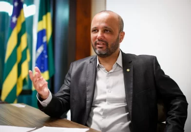 Major Vítor Hugo tenta transformar histórico de emendas em força eleitoral no Entorno de Brasília